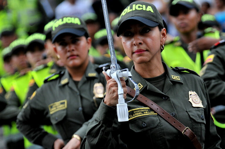 Mujer policía en Colombia